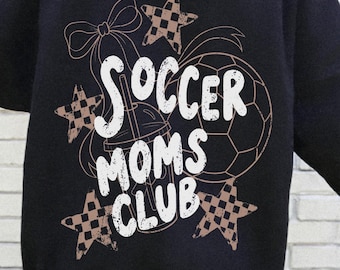 Club delle mamme del calcio PNG, design della maglietta della mamma del calcio, grafica della mamma sportiva, stagione calcistica, mamma della squadra, stile a bordo campo, PNG tascabile