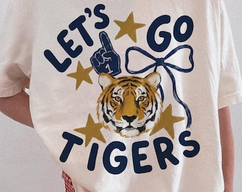 Vamos Tigres PNG, Camiseta para Torcer pela Escola, Design com Laço do Mascote Tigre, Mãe Torcedora no Dia do Jogo, Download Digital para Fãs de Esportes