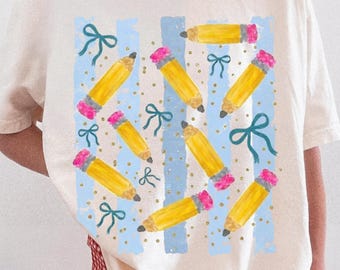 Lápiz coqueto PNG, Diseño de espalda para profesor PNG, Sublimación de profesora linda, Camiseta escolar con lazo rosa, Descarga digital de regreso a clases