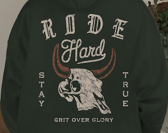Jinete de toro occidental para hombre PNG / Gráfico de estilo ranchero vintage / Arte rústico de rodeo americano / Diseño de camiseta para impresión por sublimación, POD y DTG