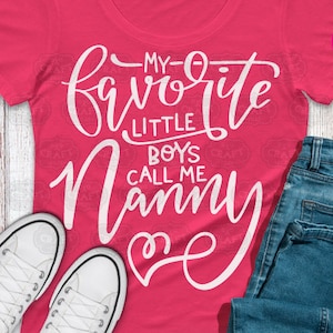 moederdag svg, Moederdag shirt svg, oppas svg, mijn favoriete mensen noemen me svg, Moederdag svg, mijn favoriete kleine jongens, cricut-bestanden, png