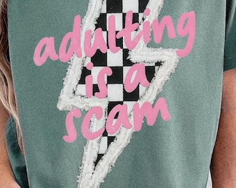 Ser adulto es una estafa PNG, diseño de cita sarcástica divertida, gráfico de rayo de moda, archivo de sublimación de camiseta de humor millennial PNG