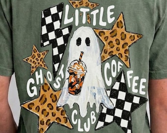 Little Ghost Coffee Club PNG, Maglietta a tema Halloween con caffè, Fantasma con caffè freddo, Stelle leopardate, Download digitale per la stagione spettrale