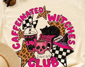 Club delle streghe caffeinate PNG, maglietta di Halloween con caffè, design per amanti dei libri di streghe, stelle leopardate, scacchiera, stagione spettrale