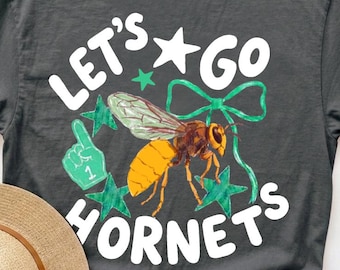 Vamos, Hornets! PNG, Camiseta com estampa de espírito escolar, Laço com o mascote dos Hornets, Mãe de torcedora no dia do jogo, Orgulho do time, Download digital para fãs de esportes