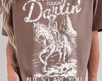 La vida es dura, cariño, pero tú también. PNG SVG / Diseño de sublimación de vaquera occidental / Gráfico de caballo de rodeo vintage / Archivo de impresión de camiseta de 300 DPI