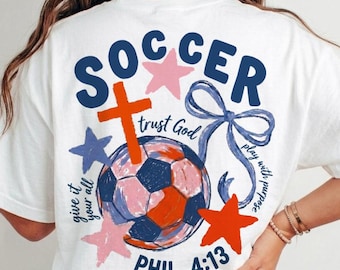 Camiseta de Futebol Cristão com a frase "Filipenses 4:13 PNG", "Confie em Deus e dê tudo de si", "Design para Atletas com Fé", "Download Digital para Mães de Jogadores de Futebol"