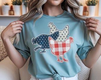 Pollo del 4 luglio in formato PNG, Clipart di animali da fattoria, Pollo rosso, bianco e blu in formato PNG, Design di maglietta con pollo patriottico, Fattoria di campagna in formato PNG, PNG patriottico