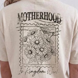 Distressed floral mama PNG for women featuring trendy vintage faith based shirt artwork
