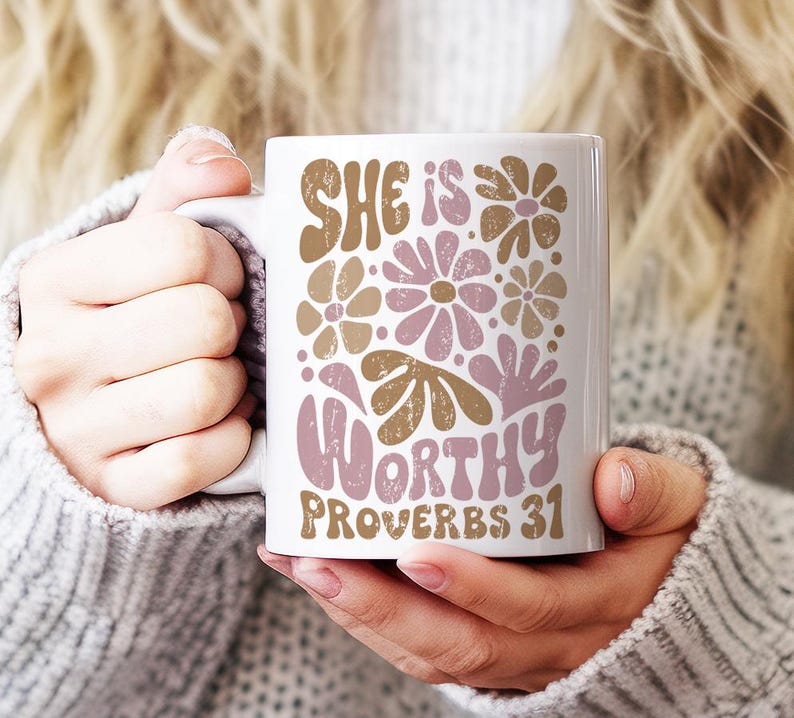 Puede incluir: Taza de cer&aacute;mica blanca con un dise&ntilde;o floral rosa y marr&oacute;n y el texto "She is worthy Proverbs 31".