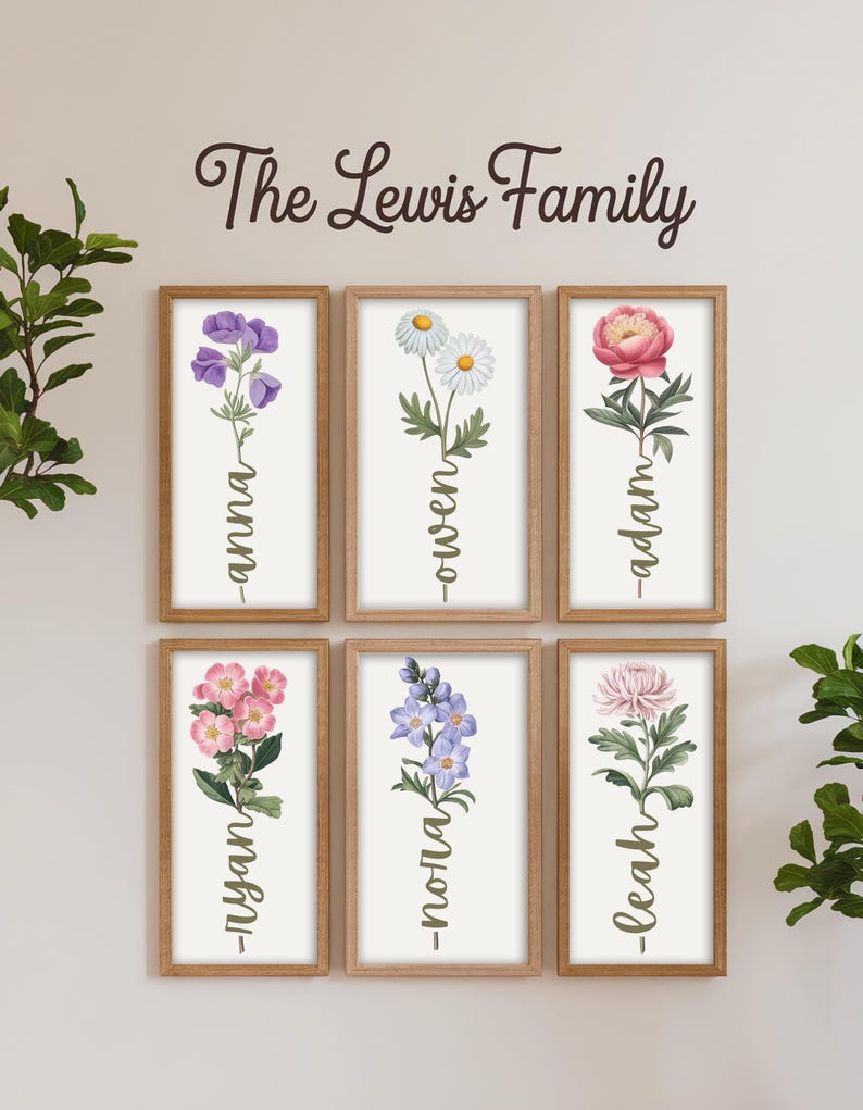 Puede incluir: Seis impresiones enmarcadas con ilustraciones florales y nombres escritos verticalmente debajo de cada flor. Los nombres son Anna, Owen, Adam, Ryan, Noah y Leah. El texto en la parte superior de las impresiones dice "The Lewis Family".