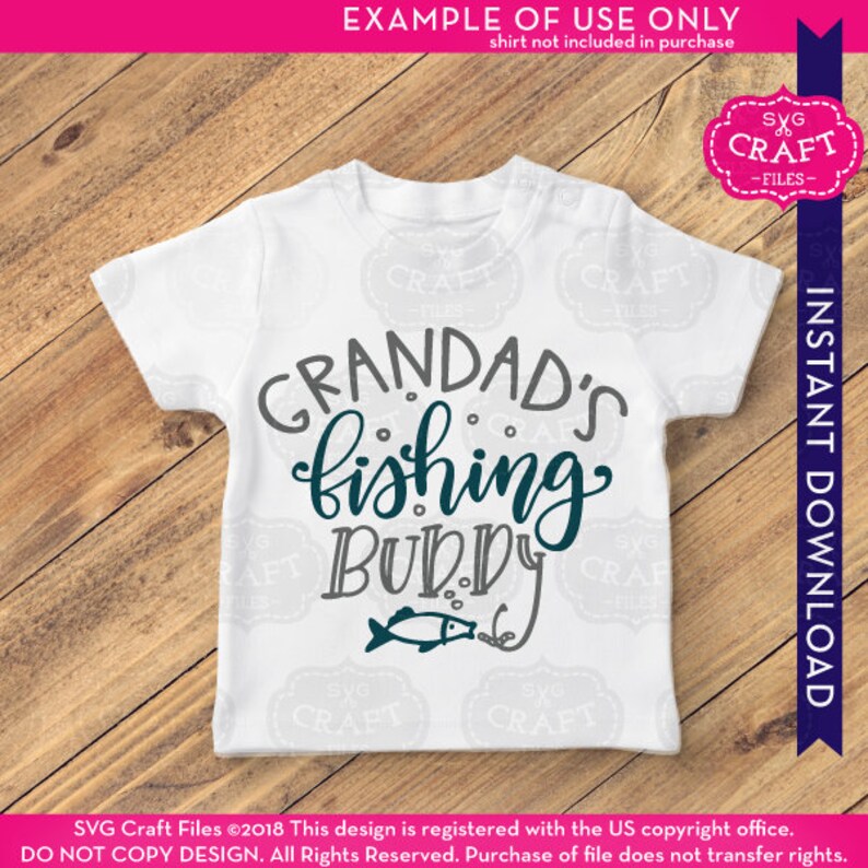 K&ouml;nnte beinhalten: Wei&szlig;es T-Shirt mit einem grauen und t&uuml;rkisfarbenen Design, auf dem "Grandad's Fishing Buddy" mit einem Cartoon-Fisch und einem Angelhaken steht.