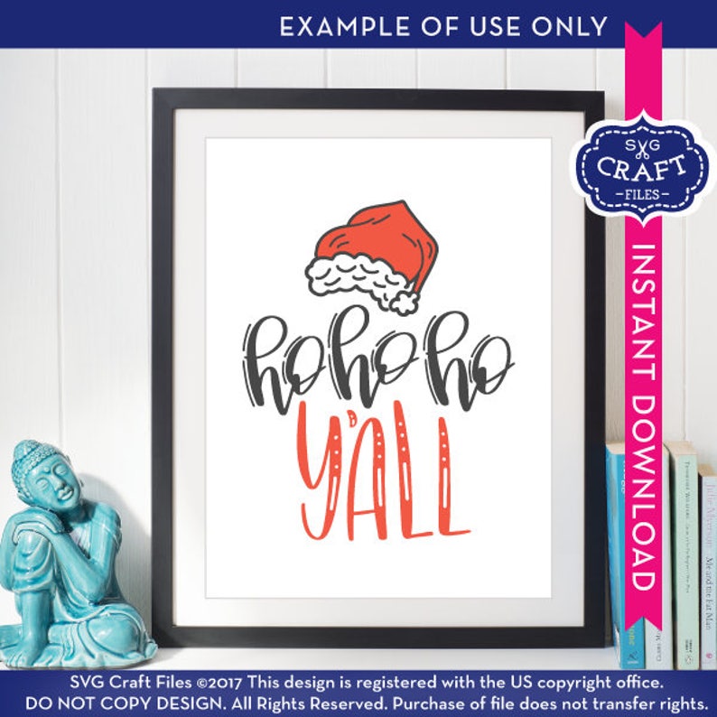Puede incluir: Una impresi&oacute;n enmarcada blanca con un gorro de Pap&aacute; Noel rojo y blanco y el texto "hohoho yall" en letras negras y rojas.