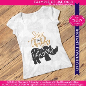 Puede incluir: Una camiseta blanca con una silueta de rinoceronte negro y el texto "Save the Chubby Unicorns" en letras doradas.