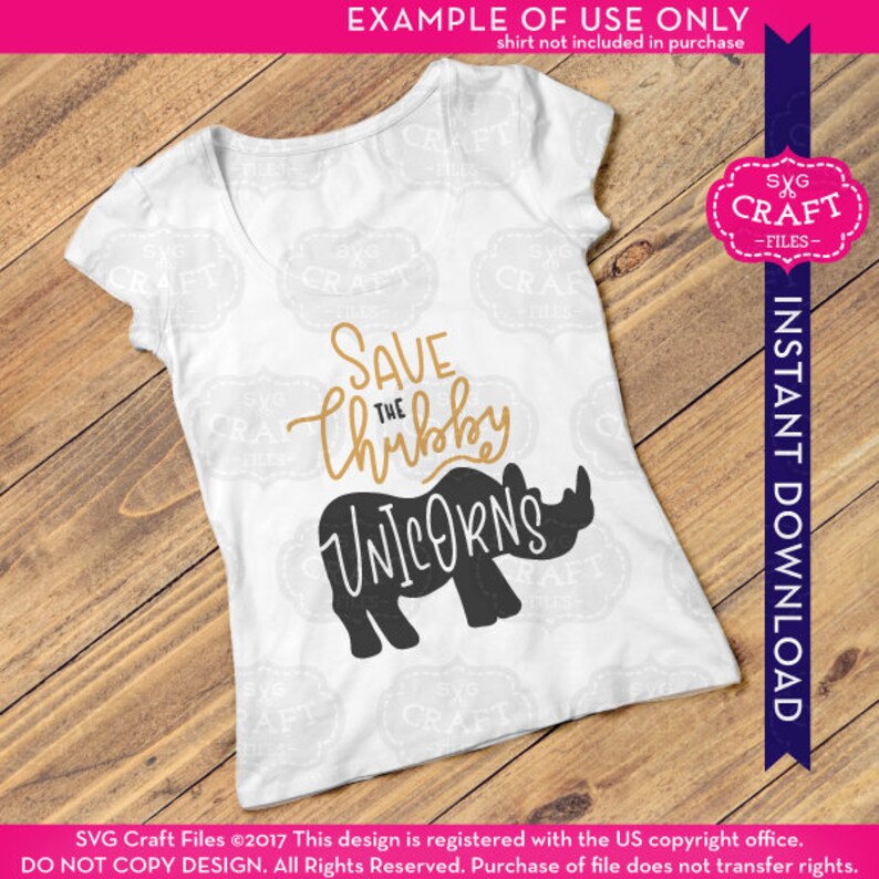 Puede incluir: Una camiseta blanca con una silueta de rinoceronte negro y el texto "Save the Chubby Unicorns" en letras doradas.