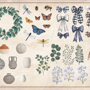 Puede incluir: Una colecci&oacute;n de elementos decorativos que incluyen una corona, jarrones, mariposas, lib&eacute;lulas, lazos y ramitas de vegetaci&oacute;n. Los art&iacute;culos est&aacute;n dispuestos sobre un fondo beige.