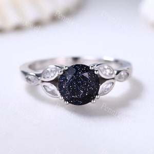 Anillo de arenisca azul redondo de 7 mm, banda de moissanita de hoja de marquesa, anillo de oro blanco, anillo de aniversario de piedra arenisca azul Art Deco Moissanite, regalo para ella
