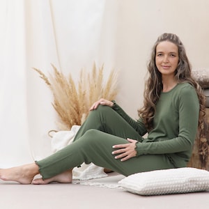 Merino Wool Women’s Long Pyjama Set with Ruffles – Soft Warm Sleepwear with Long Sleeves and Pants Breathable All season Nightwear