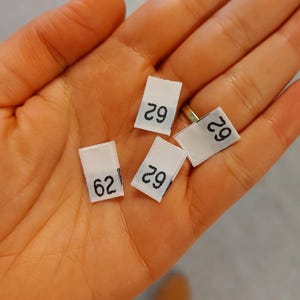 10 etichette per taglie per bambini tessute e piegate