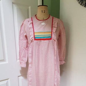 Vintage 1970er Jahre Damen Kittel Kleid, rote Polka Dots, ungetragene europäische tote Lager
