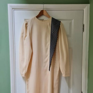 Vintage 1980s ladies&#39; cream dress with graphic grey silky pleated detail