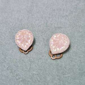 Pendientes clip-on de motivo de hojas perladas de la década de 1960 vintage