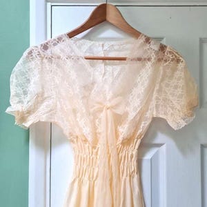 Vintage unworn deadstock 1970s ladies&#39; apricot lace nightdress/nightie/negligee