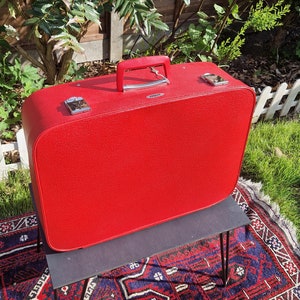 Timewarp vintage 1970s red suitcase - vintage travel case