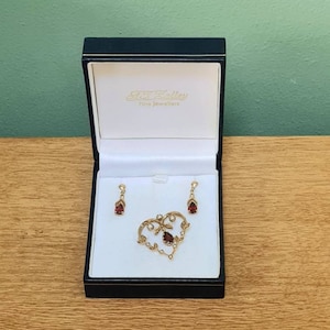 Vintage brooch and earrings parure set: goldtone, faux pearl, faux ruby