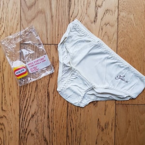 Vintage unworn dead stock: 1970s MISS FORTUNE brand ladies&#39; beige knickers/pants/panties (S)