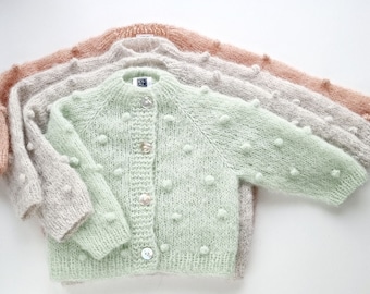 Pull nouveau-né, cardigan bébé tricoté à la main, cardigan bébé pop-corn, pull bébé alpaga et soie