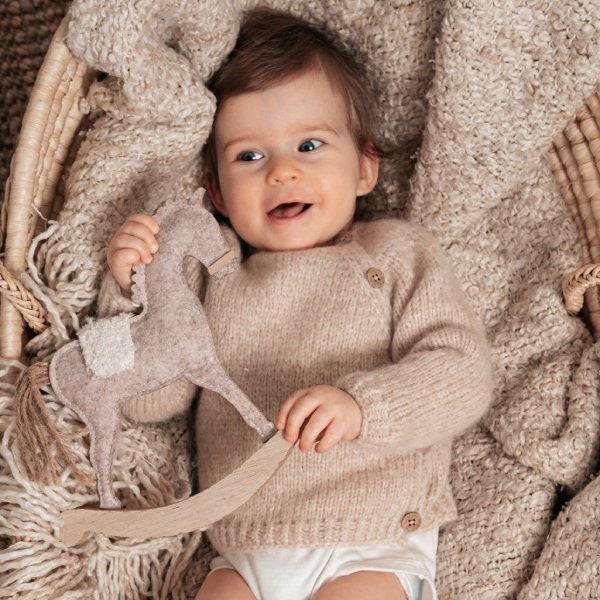 Pull nouveau-né Cardigan pour bébé en tricot avec boutons sur les côtés Pull pour bébé en alpaga Cardigan en tricot pour bébés