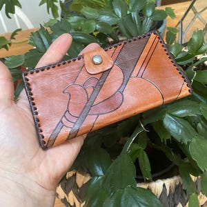 Monedero de cuero hecho a mano con espejo integrado: compartimentos para tarjetas y monedas, un accesorio de cuero elegante y práctico.