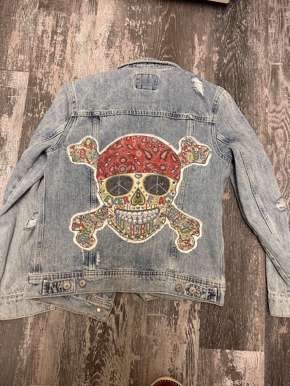 Veste en jean tete de mort femme sale