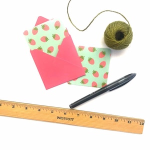 Jeu de cartes de correspondance, cartes à imprimé fraises, petites enveloppes, cartes de correspondance 3 x3, mini-cartes mignonnes, cartes de correspondance de fruits, cartes à lettres vierges
