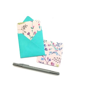 Mini cartes florales, cartes de papeterie vierges, mini notes, cartes stationnaires, étiquettes-cadeaux avec enveloppes, mini jeu de cartes, boîtiers de cartes, ensemble cadeau