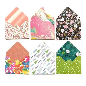 Puede incluir: Seis sobres con diferentes patrones, cada uno con un dise&ntilde;o &uacute;nico. Los sobres est&aacute;n todos doblados y listos para usar. Los patrones incluyen dise&ntilde;os florales, marmoleados, geom&eacute;tricos y abstractos.