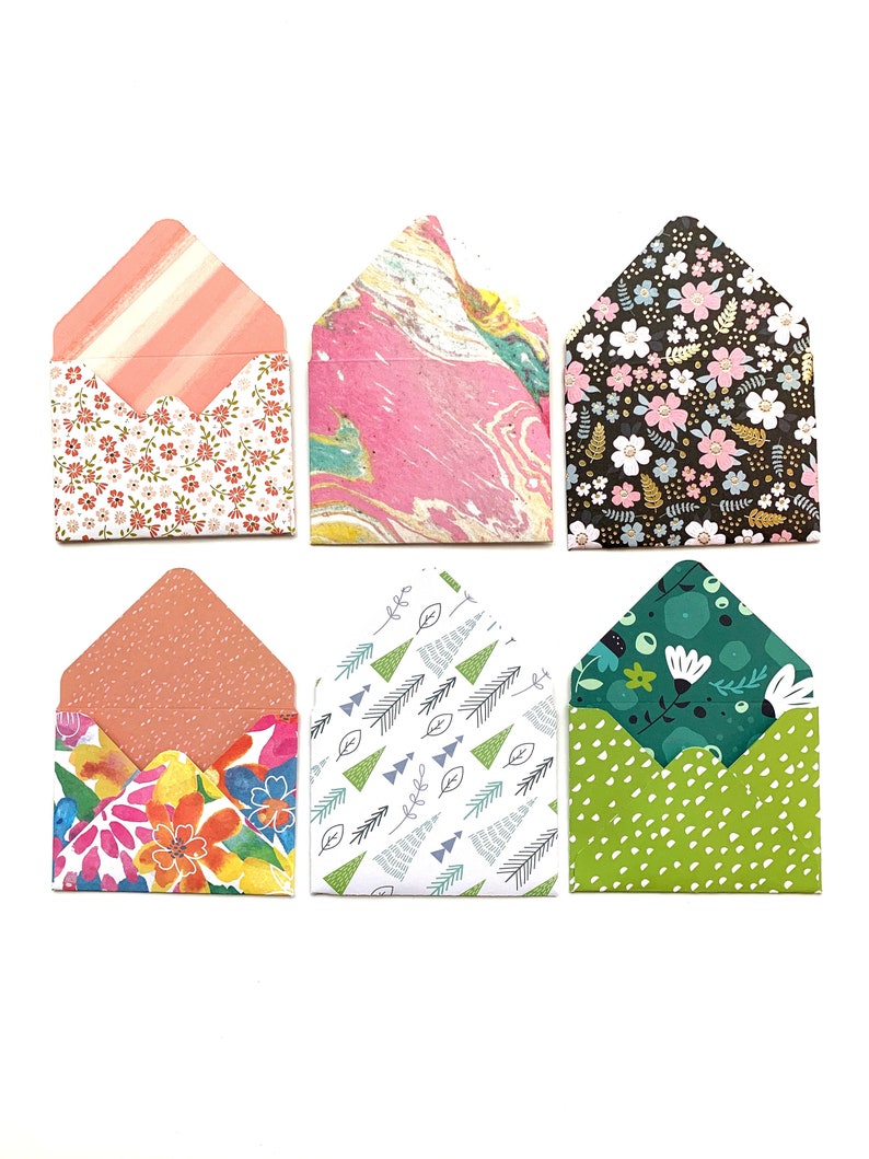 Puede incluir: Seis sobres con diferentes patrones, cada uno con un dise&ntilde;o &uacute;nico. Los sobres est&aacute;n todos doblados y listos para usar. Los patrones incluyen dise&ntilde;os florales, marmoleados, geom&eacute;tricos y abstractos.
