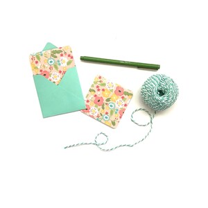 Mini cartes florales, cartes de papeterie vierges, mini notes, cartes stationnaires, étiquettes cadeaux avec enveloppes, mini jeu de cartes, boîtiers de cartes, coffret cadeau
