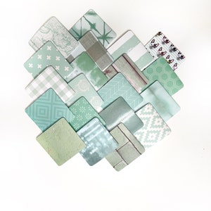 Puede incluir: Una colección de 16 cuadrados de papel verde con patrones, con varios diseños, incluyendo patrones geométricos, motivos florales y texturas abstractas.