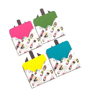 Peut inclure: Quatre petites enveloppes avec des rabats de couleurs différentes. Chaque enveloppe a un fond blanc avec un motif répété de femmes à vélo.