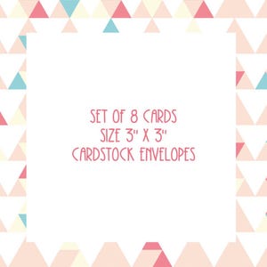 Op de afbeelding: Een set van 8 blanco kaarten met een geometrische rand. De kaarten zijn 7,6 cm bij 7,6 cm en worden geleverd met enveloppen van stevig papier. De tekst "SET OF 8 CARDS SIZE 3" X 3" CARDSTOCK ENVELOPES" is in roze op een witte achtergrond gedrukt.