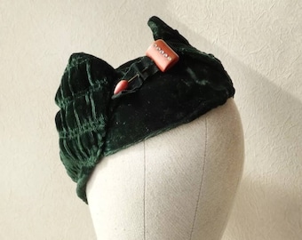 1930s hat/ 30s Forest green Velvet cap evening hat with coral pink hat pin