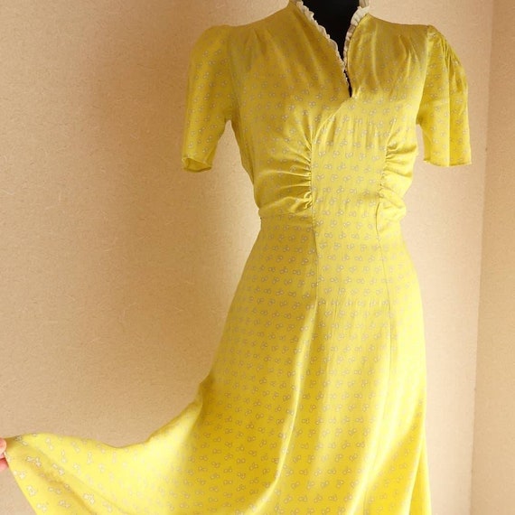 1930s 1940s 30s 40s Chartreuse Yellow floral print