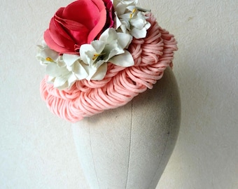 1940年代 花柄の傾斜帽子、「O」リング付きかぎ針編みフェルトコードとシルクフラワー付き 40年代 30年代