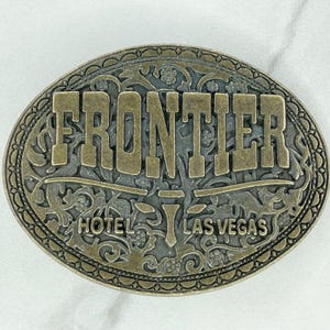 Vintage Frontier Hotel Kasino Las Vegas Gürtelschnalle | Gold Tone Kasino Erinnerungsstücke | Vegas Sammlerstück | Retro-Spielgeschichte