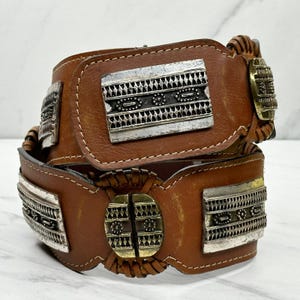 Chicos VTG Brown Leather Boho Belt Antiqued Brass Buckle Medallion S/M Western Chicos Womens Small Brown Leather Medallion Large Buckle  main image 3
