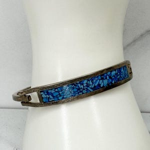 Vintage Taxco Mexico Silver Tone Blue Crushed Stone Inlay Hinged Bangle Bracelet Minimalist
