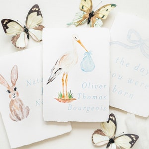 Une carte de bienvenue personnalisée avec le nom, la date ou une expression de bébé sur du papier fait main en coton ou du papier cartonné blanc AJOUTER aux cartes d'étapes mensuelles