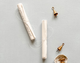 Pergamino en papel blanco hecho a mano con cordón de papel para estilizar fotografías planas